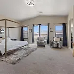 King Size Suite Modern Home Sleeps 8 Pool Access