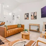 Spacious 5 Bedroom House With Heated Pool And Jacuzzi