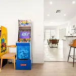 Spacious 5 Bedroom House With Heated Pool And Jacuzzi