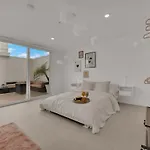 Casa Nube With Beach Club, Pickleball Court , Gym & Spa, Near Airport & Las Vegas Strip