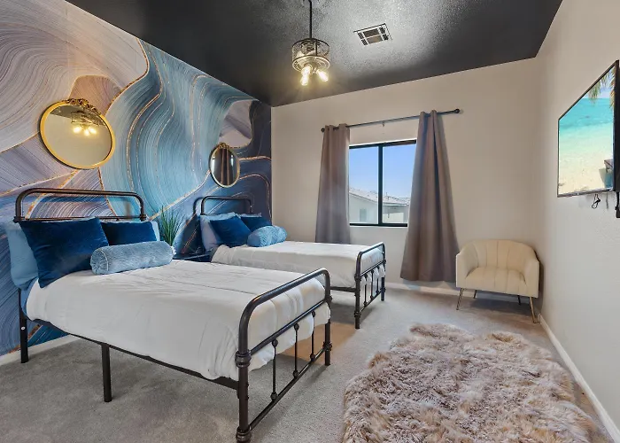 King Size Suite Modern Home Sleeps 8 Pool Access