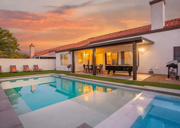 Spacious 5 Bedroom House With Heated Pool And Jacuzzi
