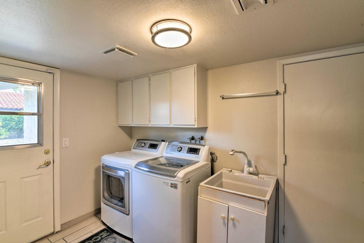House With Pool And Hot Tub - 1 Mi To Strip! Holiday home Las Vegas