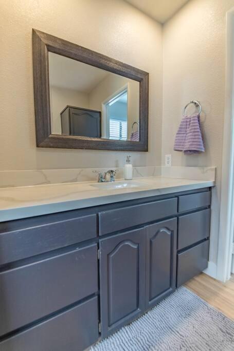 Stunning Renovated Home, Pool And Heated Holiday home Las Vegas