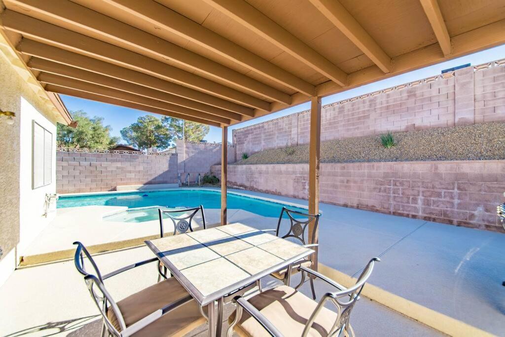Stunning Renovated Home, Pool And Heated Holiday home Las Vegas