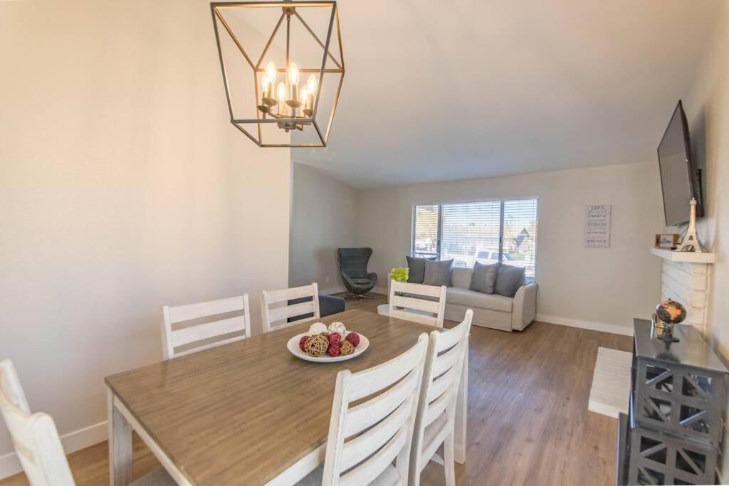 Holiday home Stunning Renovated Home, Pool And Heated Las Vegas