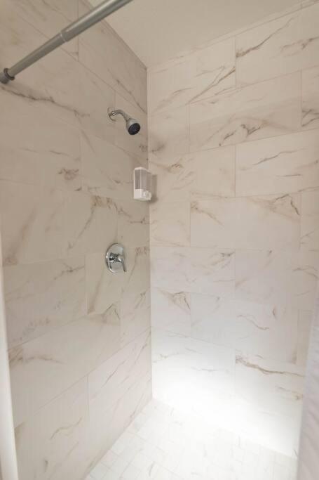 Stunning Renovated Home, Pool And Heated Holiday home *