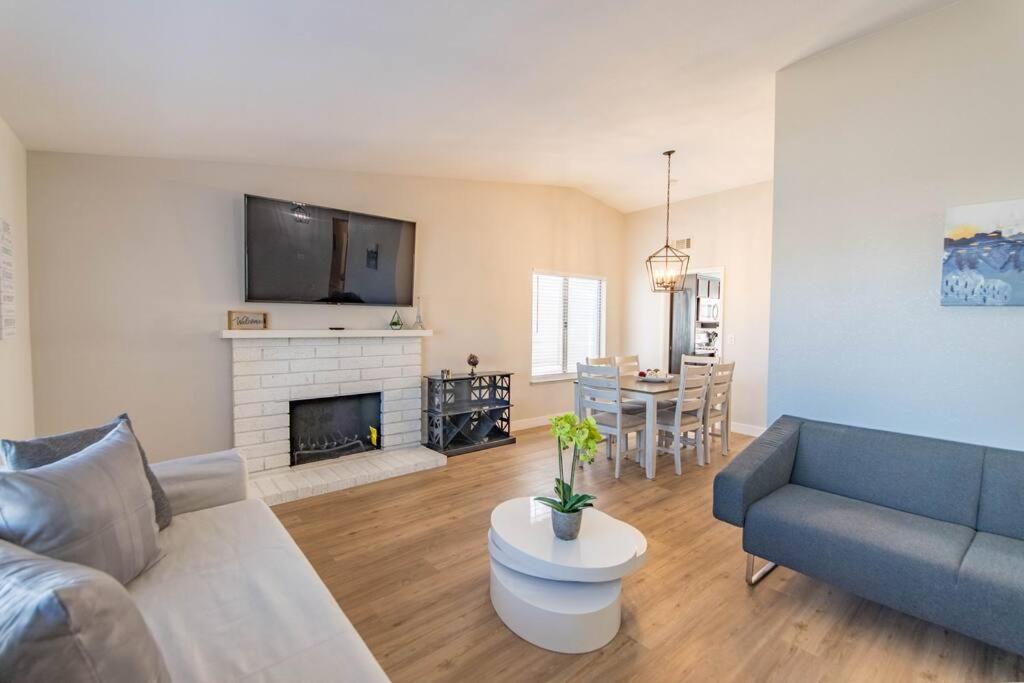 Holiday home Stunning Renovated Home, Pool And Heated Las Vegas