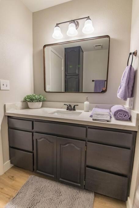 Stunning Renovated Home, Pool And Heated Holiday home Las Vegas