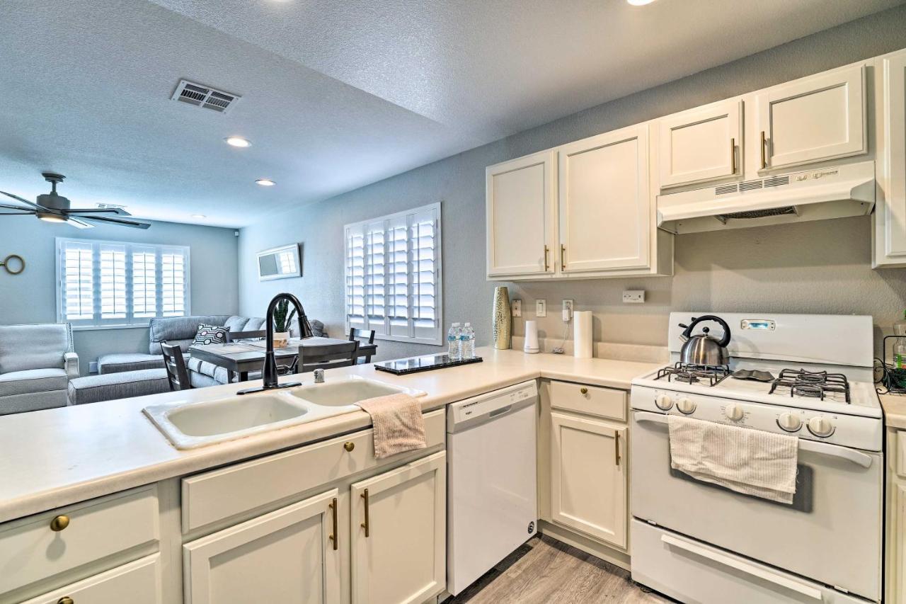Stylish House With Patio, 8 Mi To Vegas Strip! Ferienhaus