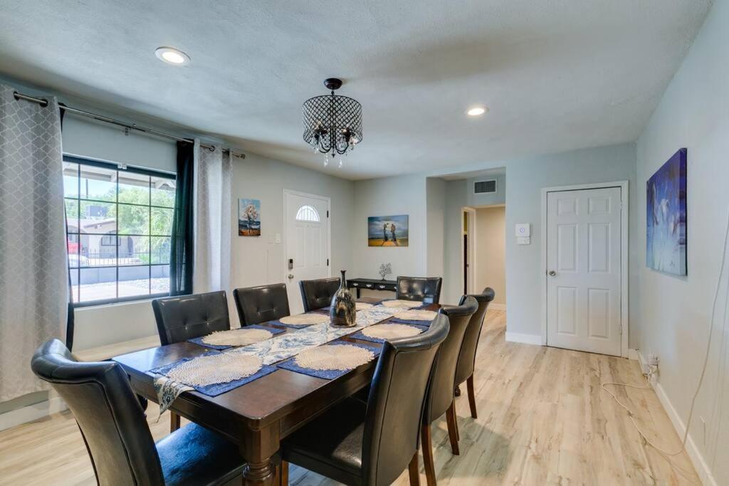 Phoenix House Great For Groups!!! Holiday home Las Vegas