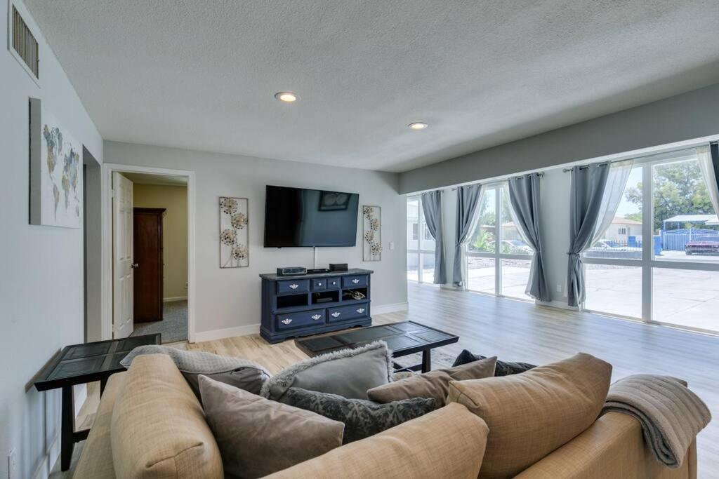 Phoenix House Great For Groups!!! Holiday home Las Vegas