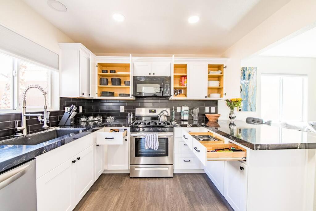 Holiday home Gorgeous Away From 3 Bed 3 Bath W/ Pool Las Vegas