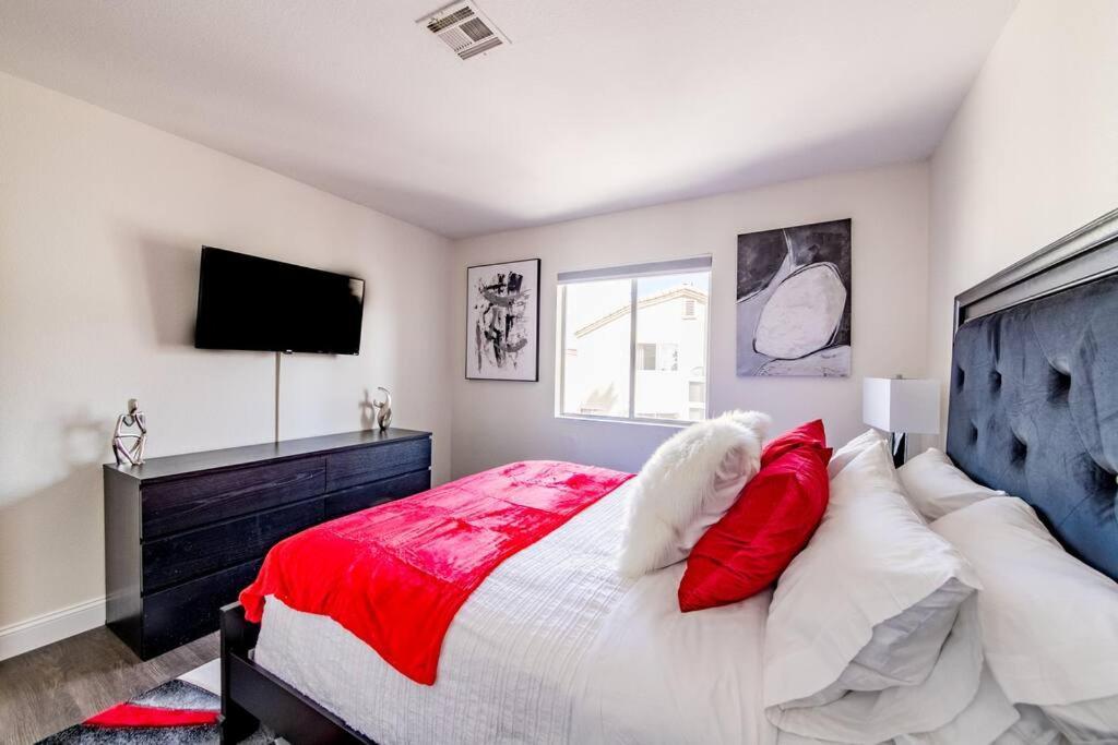 Gorgeous Away From 3 Bed 3 Bath W/ Pool Holiday home *