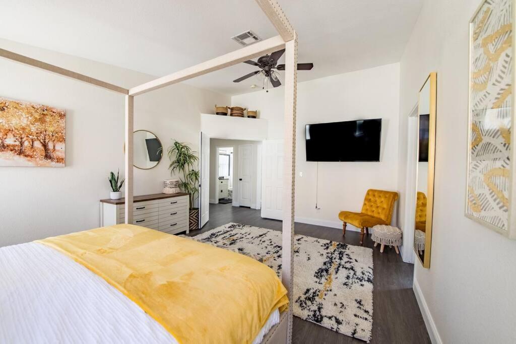 Gorgeous Away From 3 Bed 3 Bath W/ Pool Holiday home Las Vegas