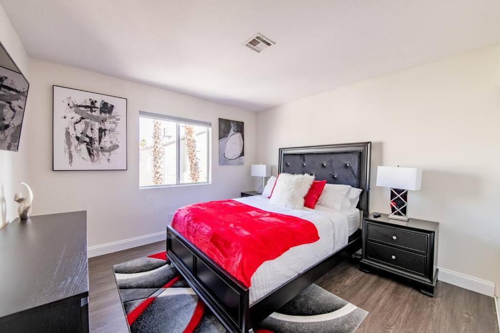 Gorgeous Away From 3 Bed 3 Bath W/ Pool Holiday home