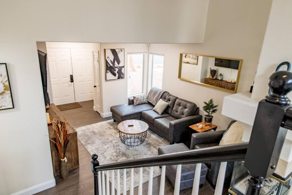 Gorgeous Away From 3 Bed 3 Bath W/ Pool Holiday home Las Vegas