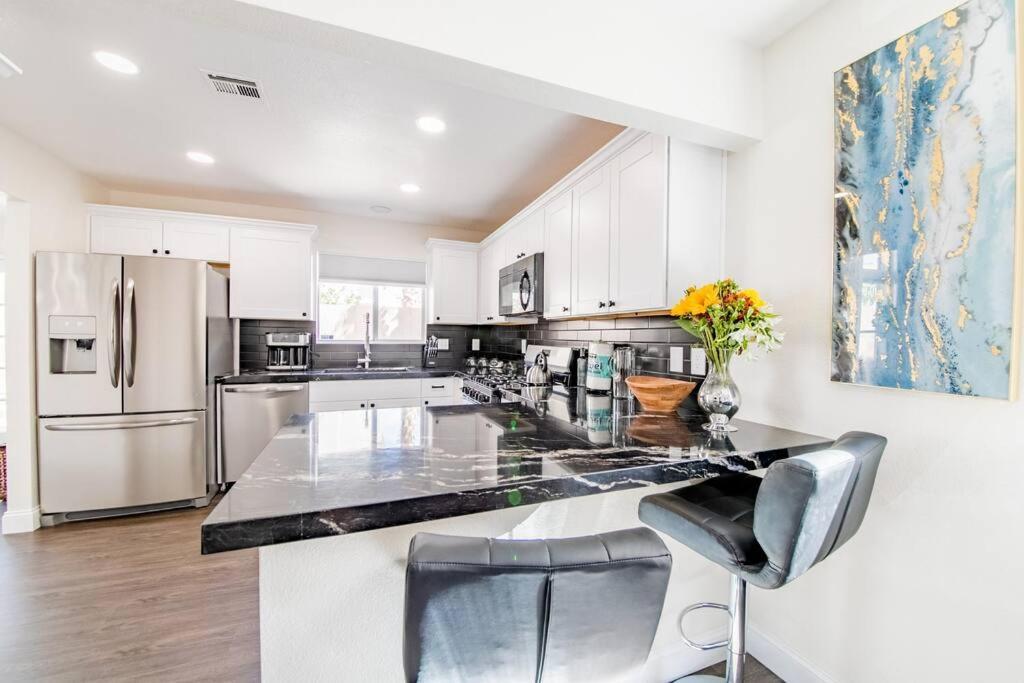 Gorgeous Away From 3 Bed 3 Bath W/ Pool Holiday home