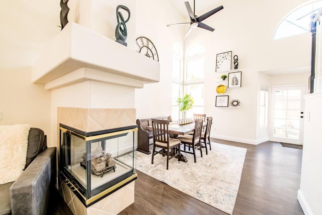 Gorgeous Away From 3 Bed 3 Bath W/ Pool Holiday home Las Vegas