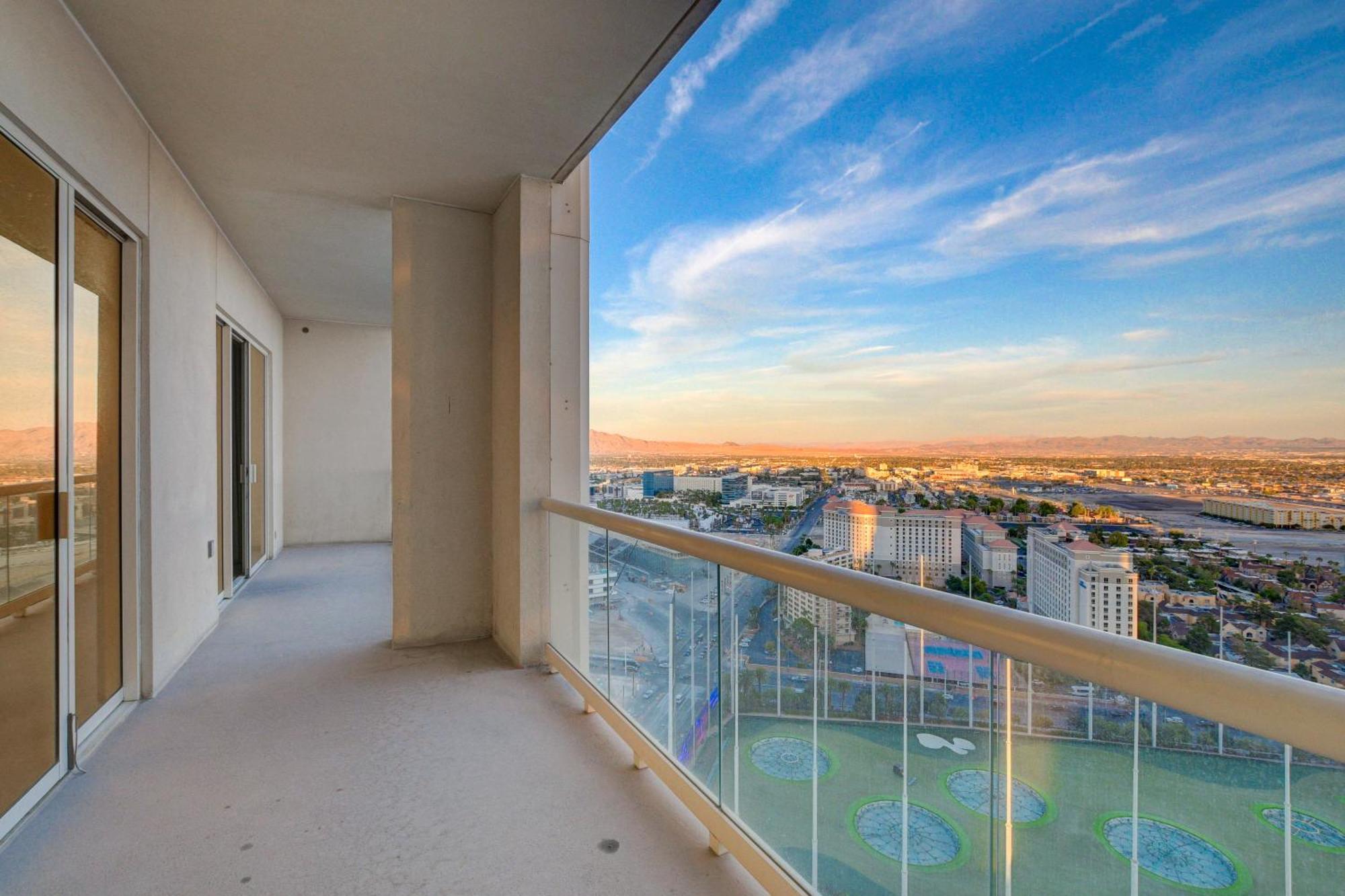 Aparthotel 29th Ph Mgm Signature With A Massive Balcony