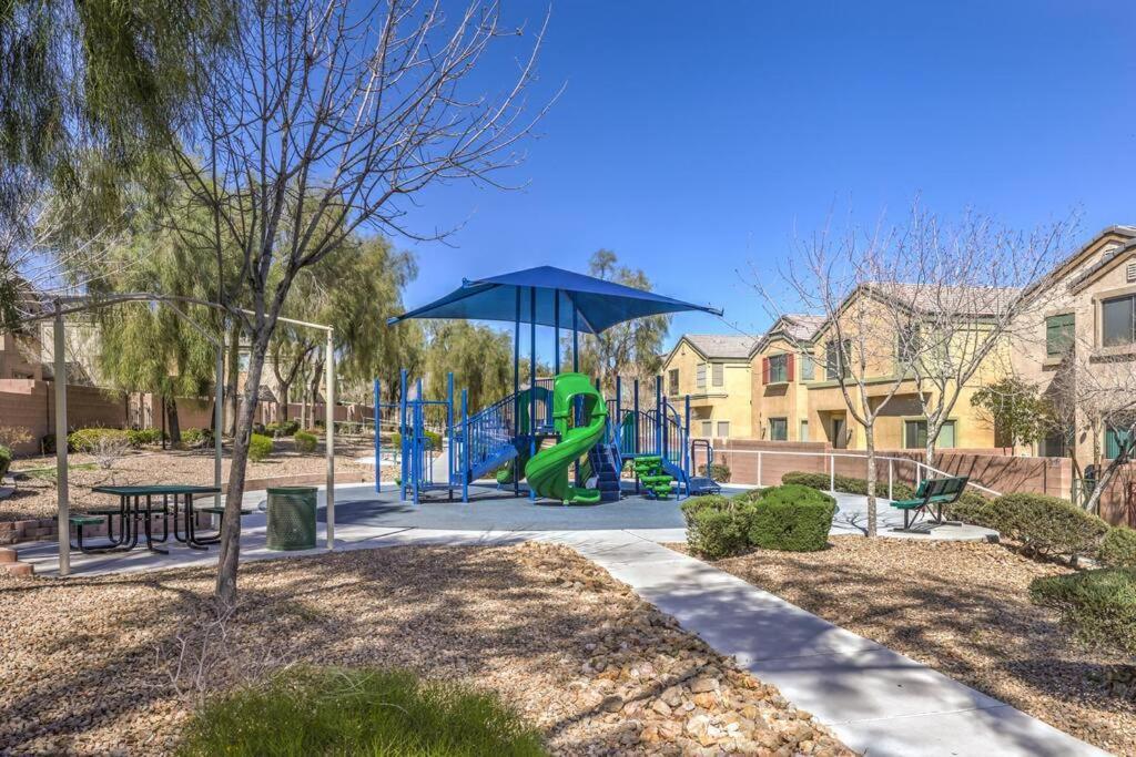 5 Queen Beds/free Streaming/wi-fi/tv's/coffee Las Vegas