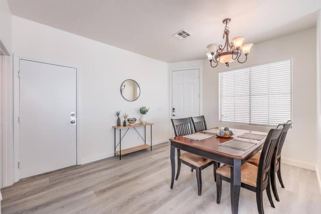 5 Queen Beds/free Streaming/wi-fi/tv's/coffee * Las Vegas