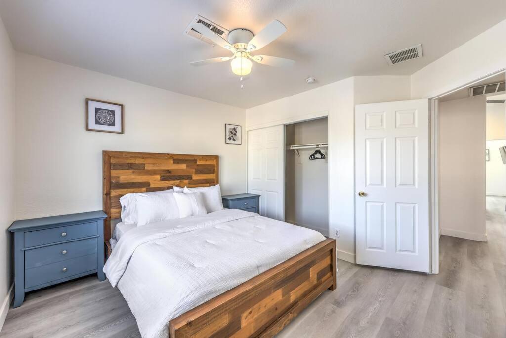 Holiday home 5 Queen Beds/free Streaming/wi-fi/tv's/coffee *