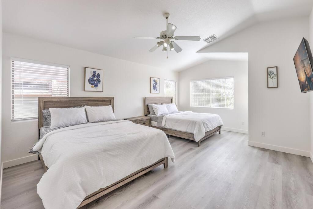 5 Queen Beds/free Streaming/wi-fi/tv's/coffee