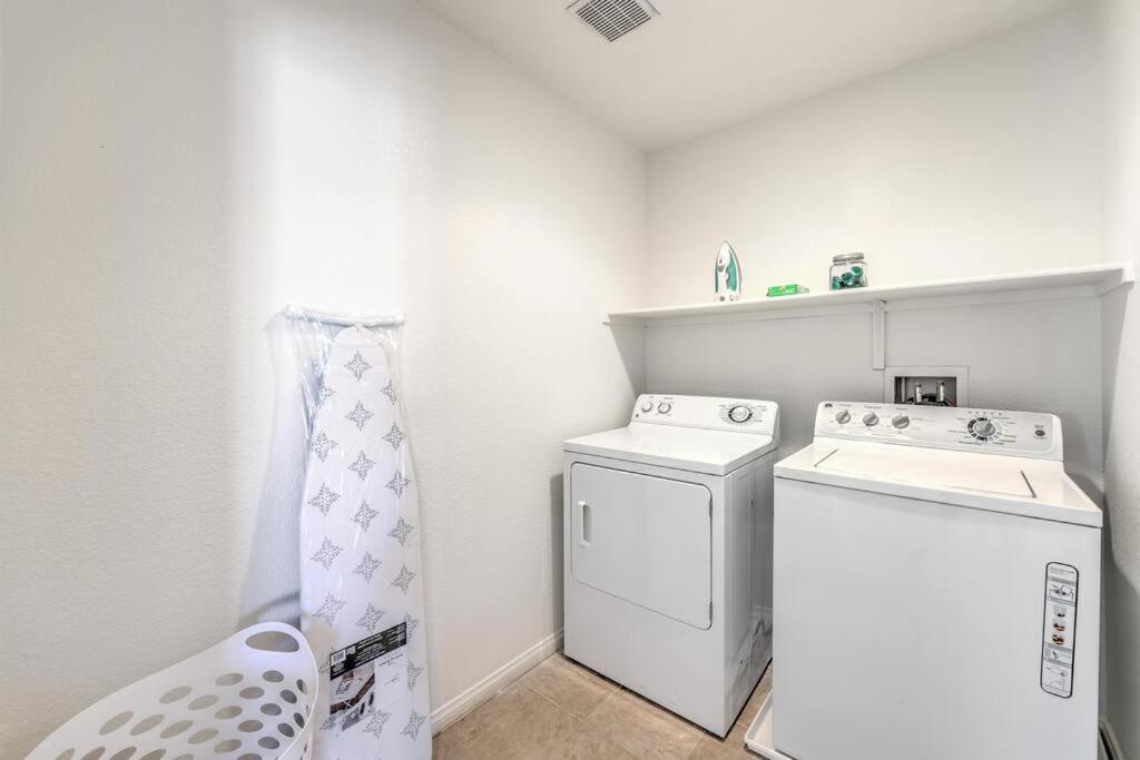 Holiday home 5 Queen Beds/free Streaming/wi-fi/tv's/coffee