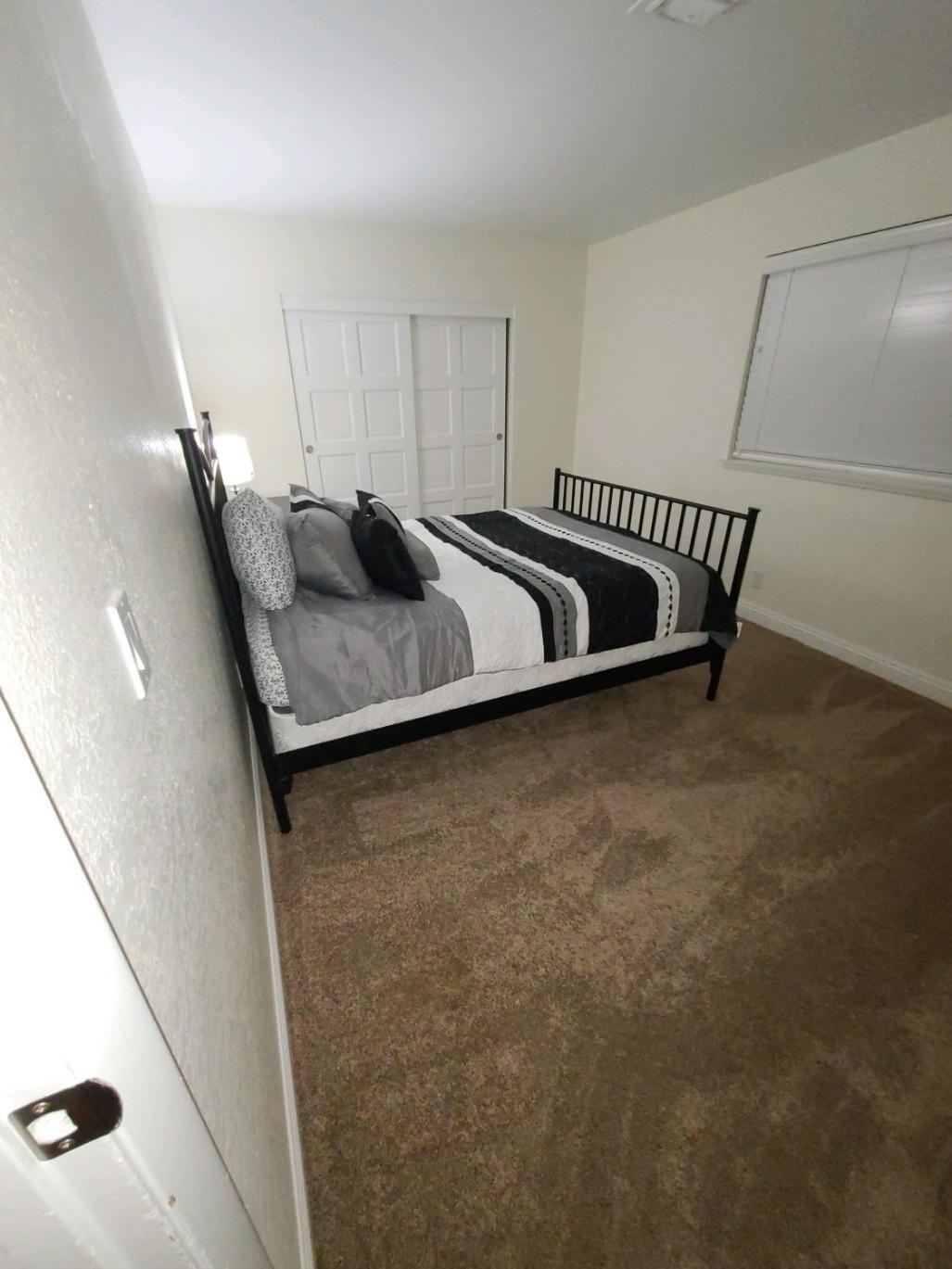 7 Bed Pool House Las Vegas