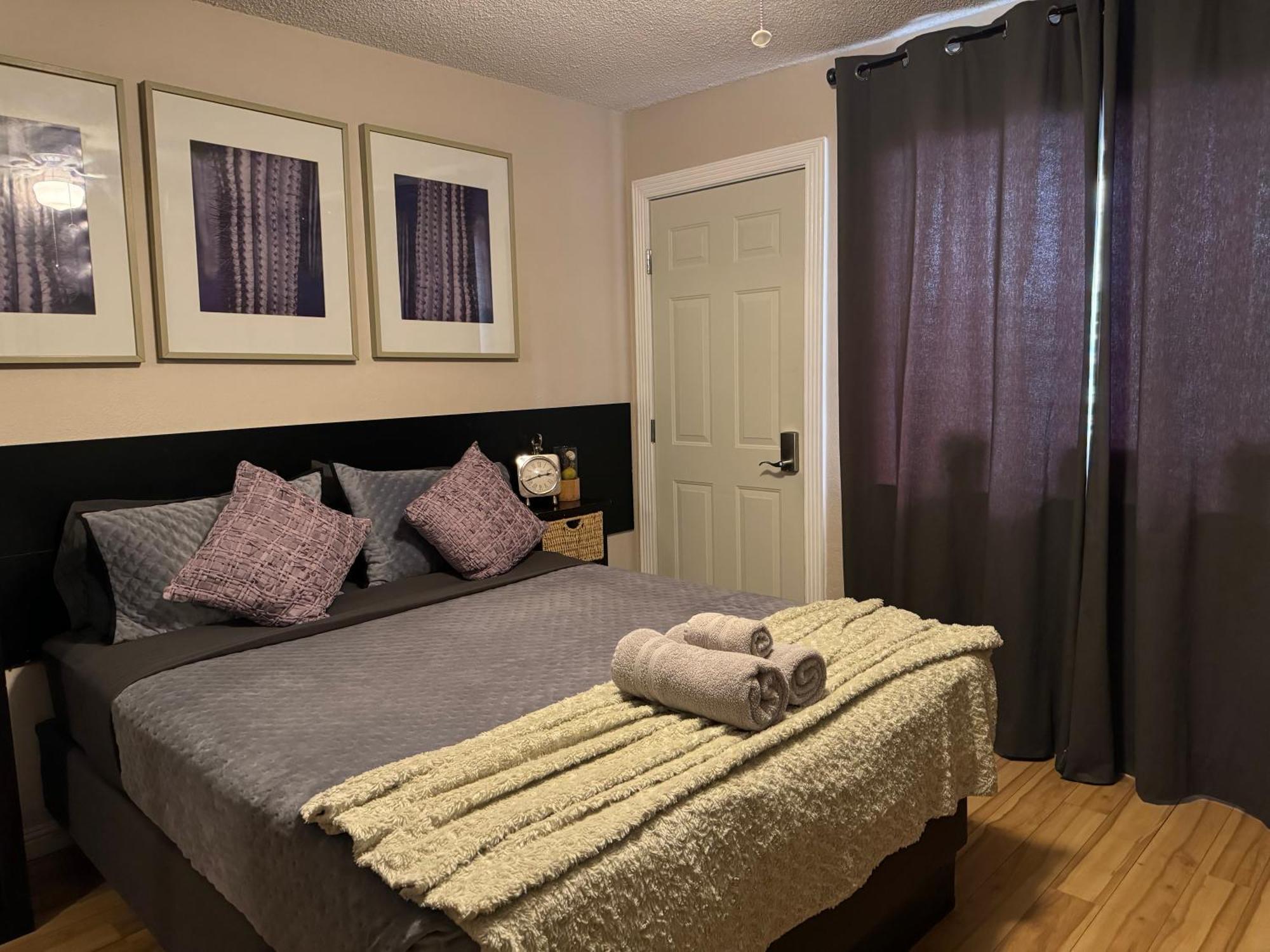 Le Noir, A Private Bedroom With A Private Entrance - Shared Bathroom Homestay *