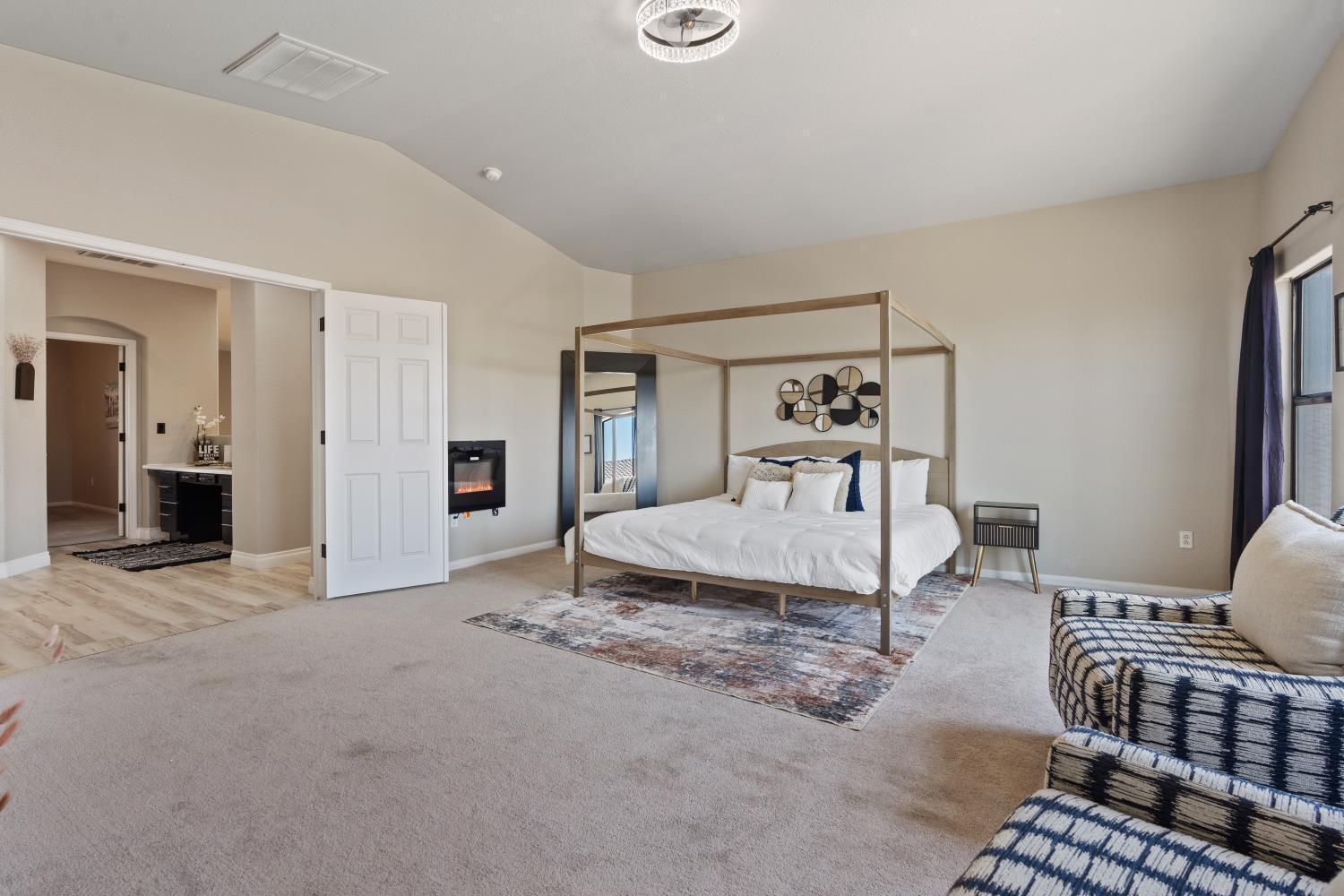 King Size Modern Sleeps 8 Pool Access * Las Vegas