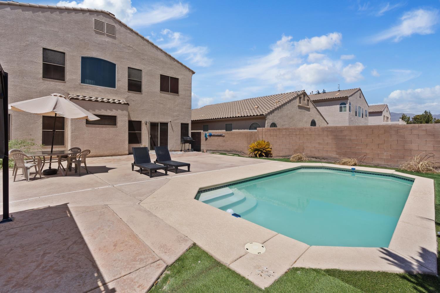 Holiday home King Size Modern Sleeps 8 Pool Access *