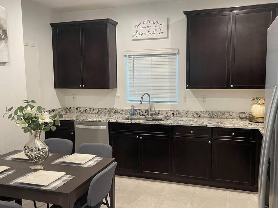 New,and Modern Close To The Strip *