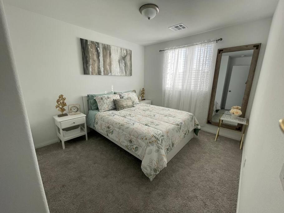 New,and Modern Close To The Strip Holiday home