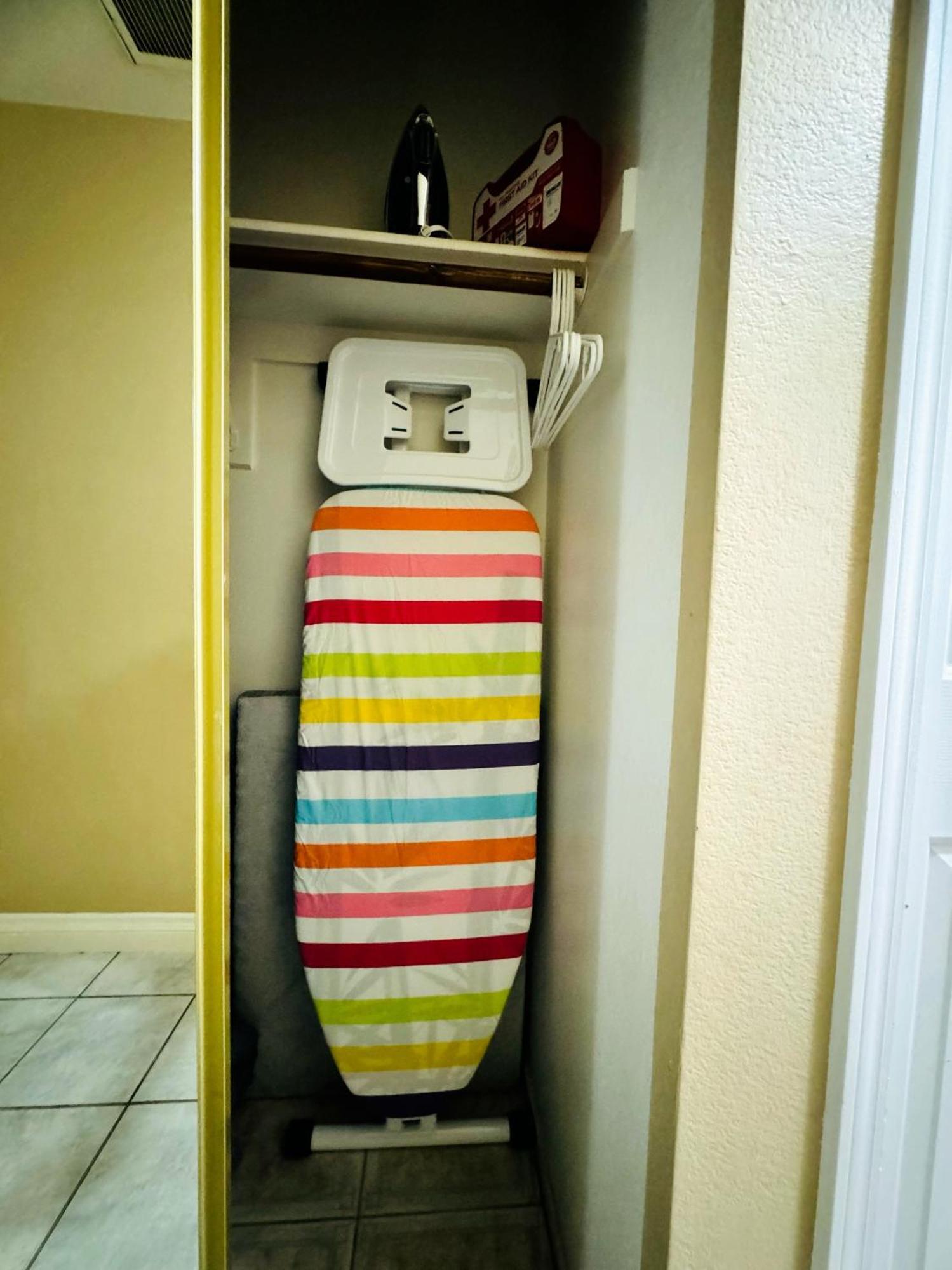 Holiday home Pet-friendly, Vibrant Oasis - Colorful Retreat Near Summerlin Las Vegas