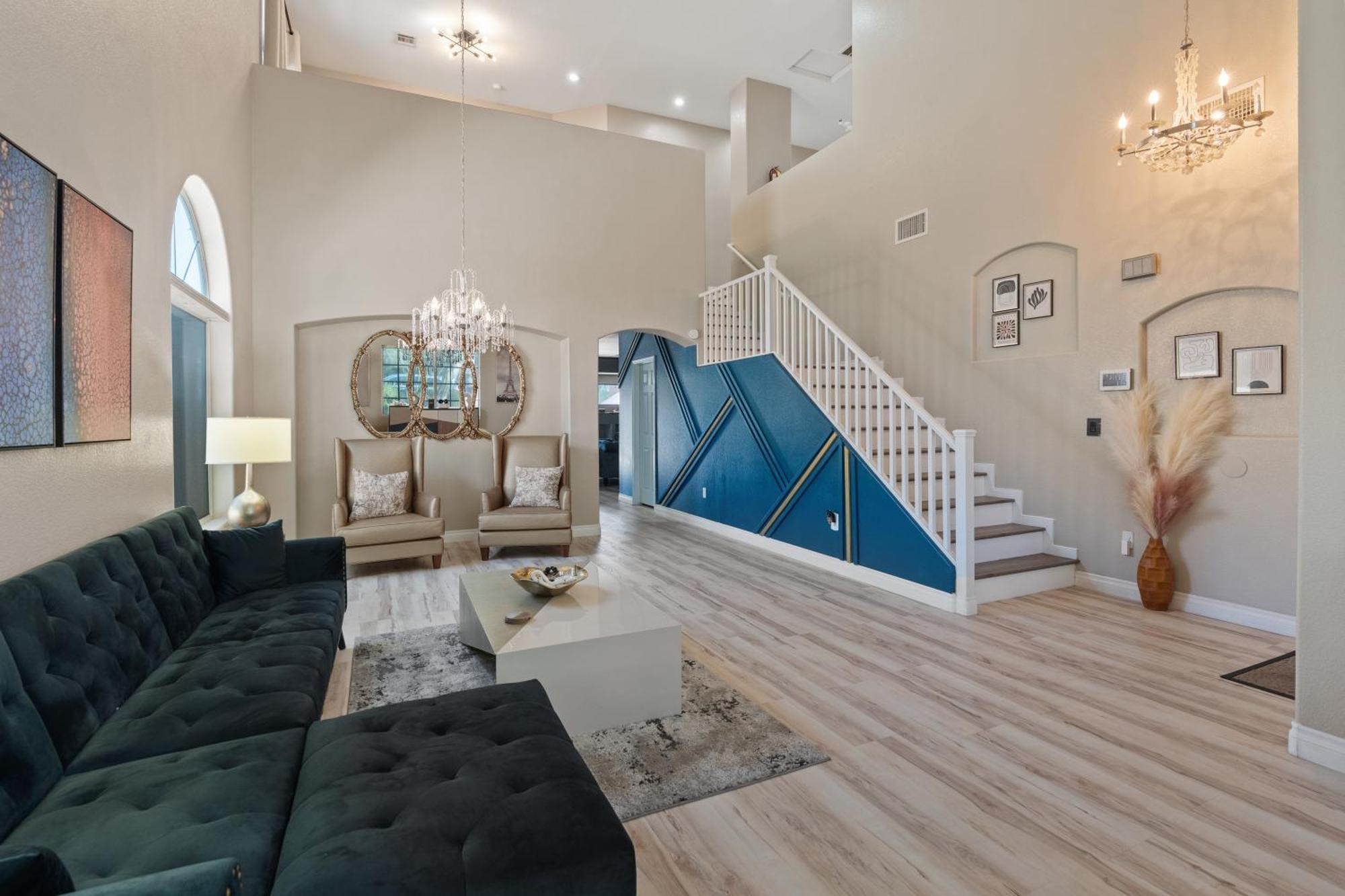 King Size Modern Sleeps 8 Pool Access Holiday home