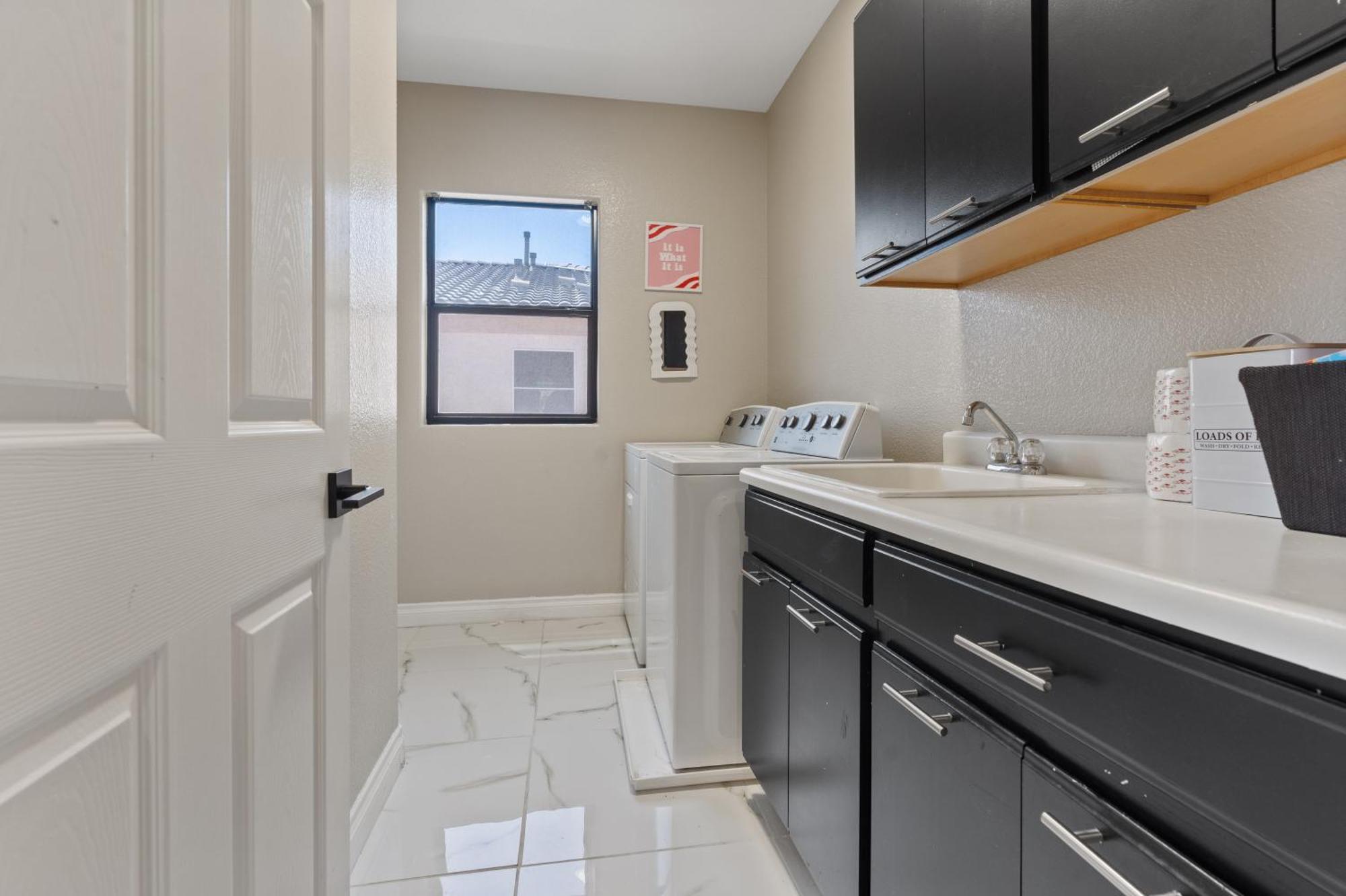 King Size Modern Sleeps 8 Pool Access Holiday home Las Vegas