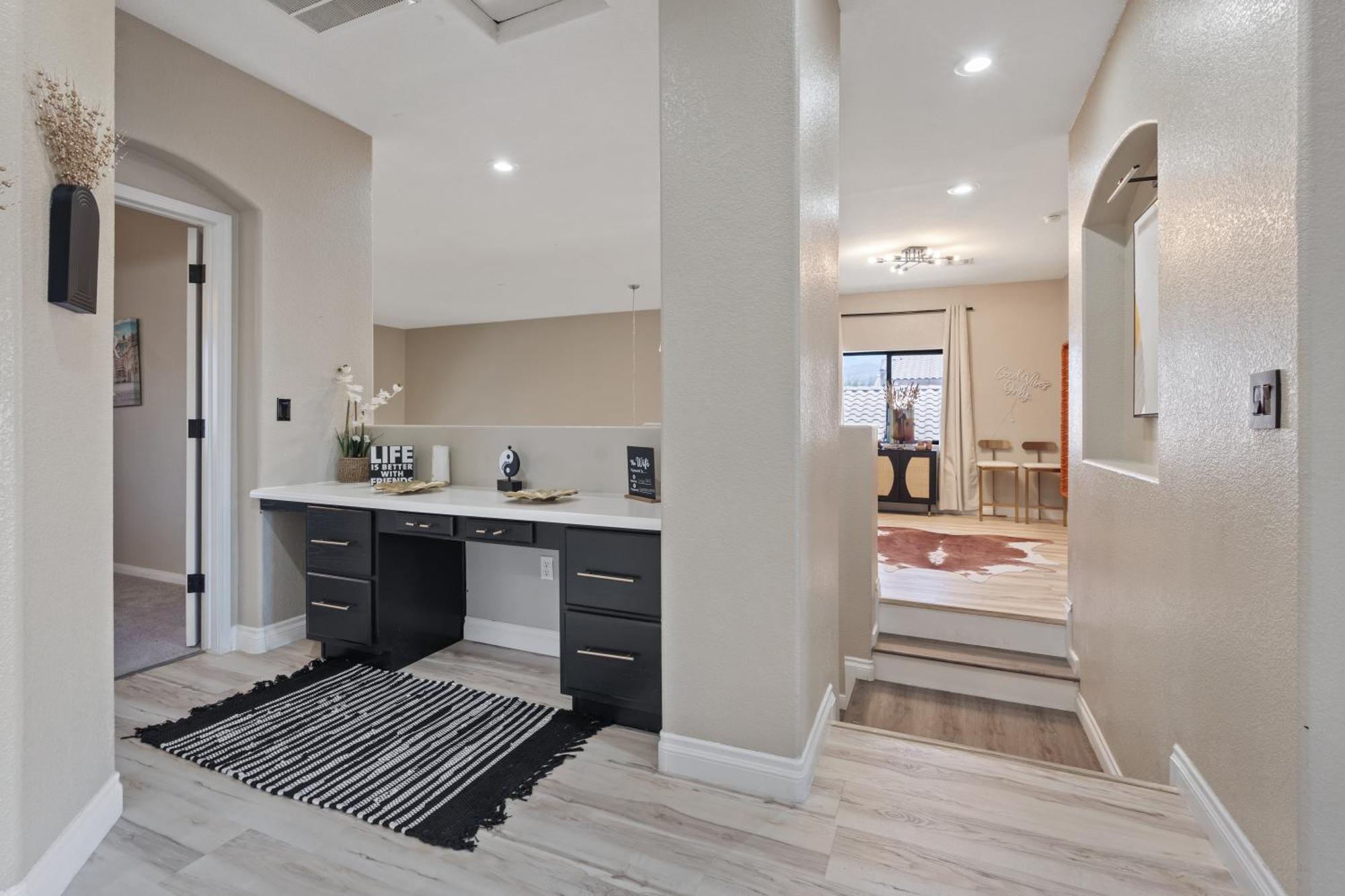 King Size Modern Sleeps 8 Pool Access * Las Vegas