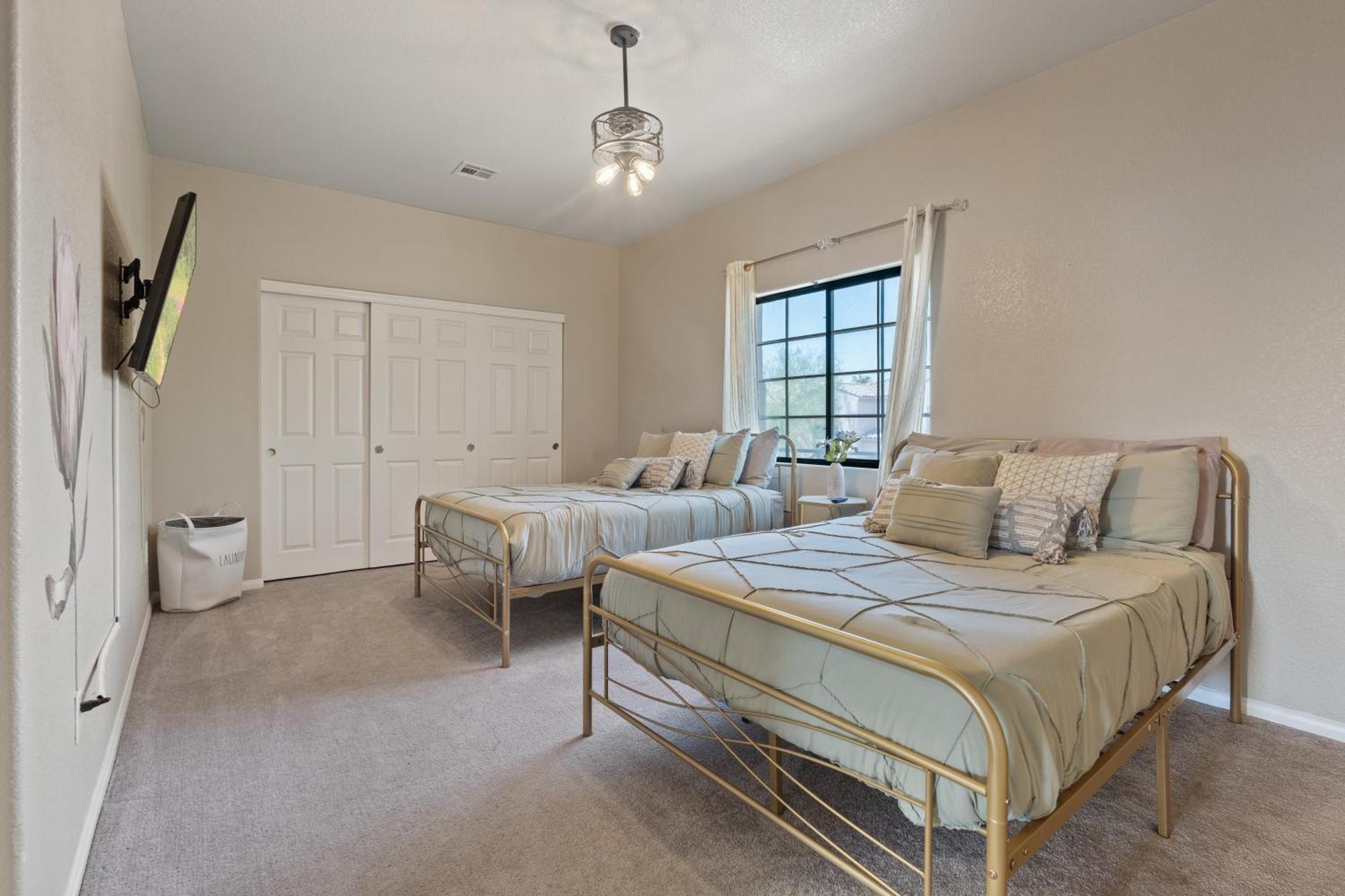 King Size Modern Sleeps 8 Pool Access Holiday home *