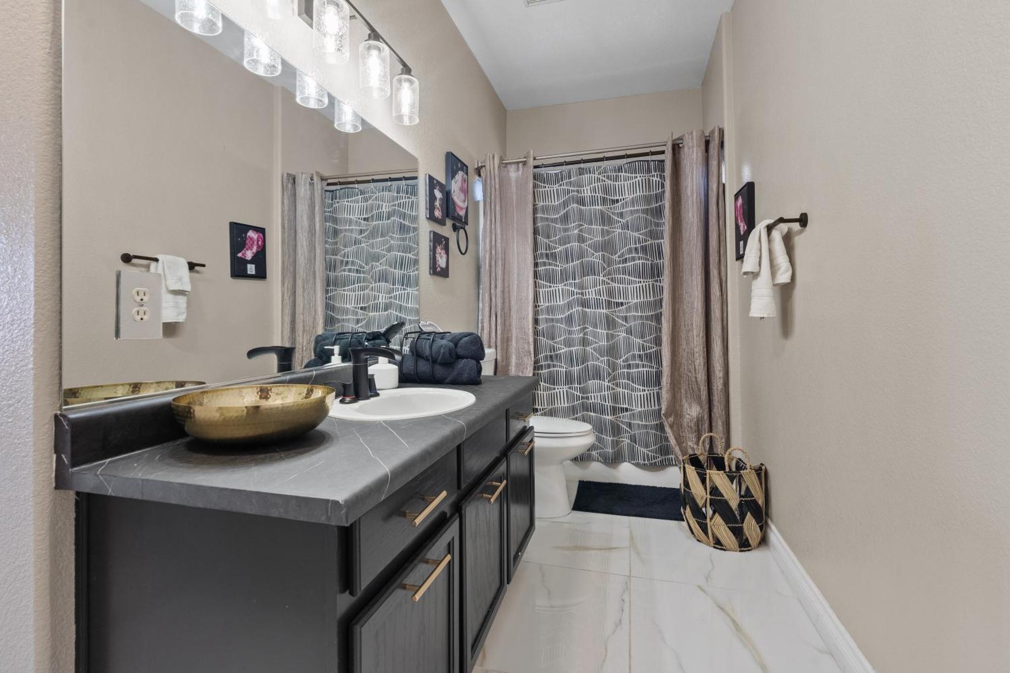 King Size Modern Sleeps 8 Pool Access Holiday home Las Vegas