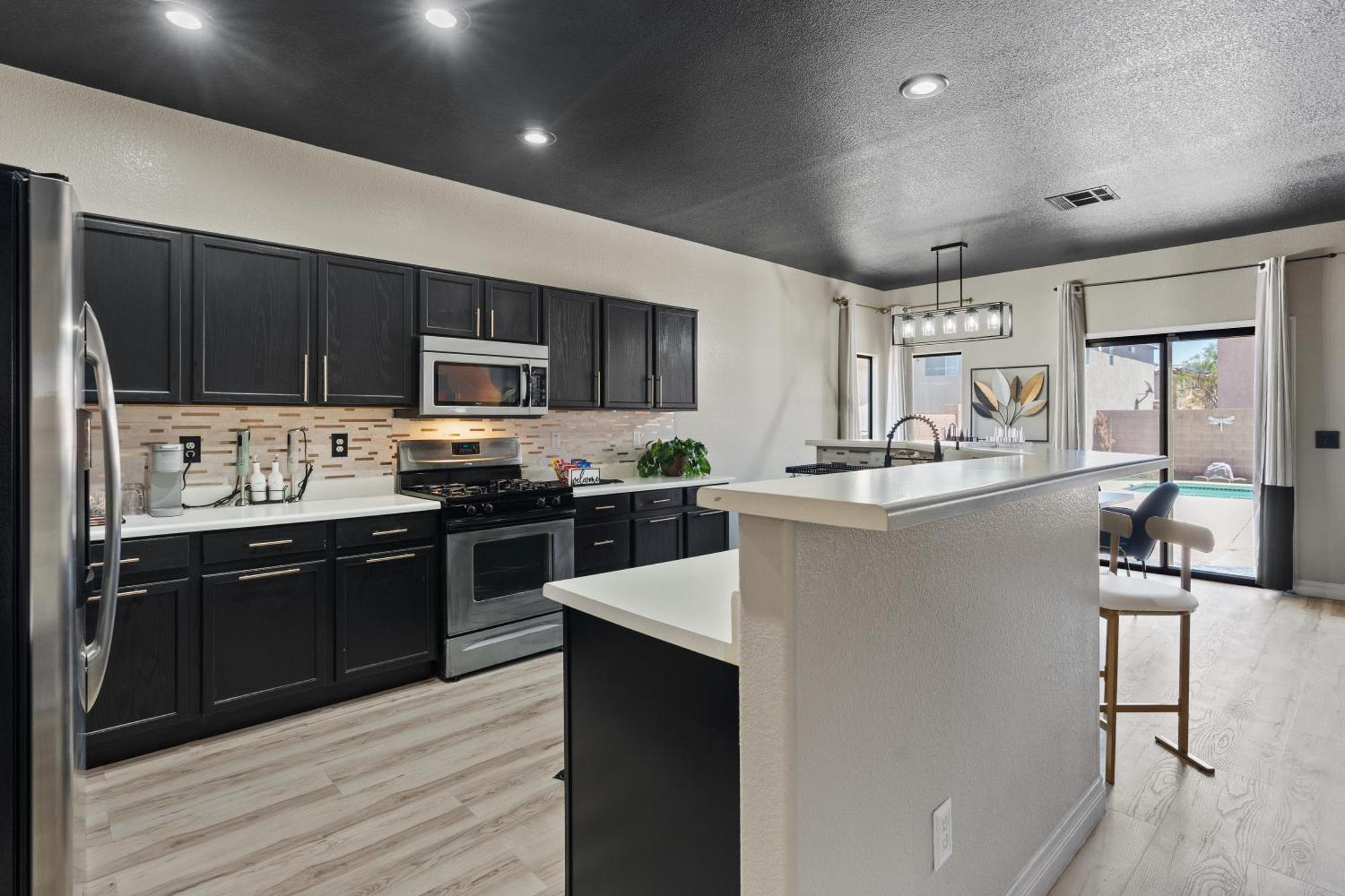 King Size Modern Sleeps 8 Pool Access Las Vegas