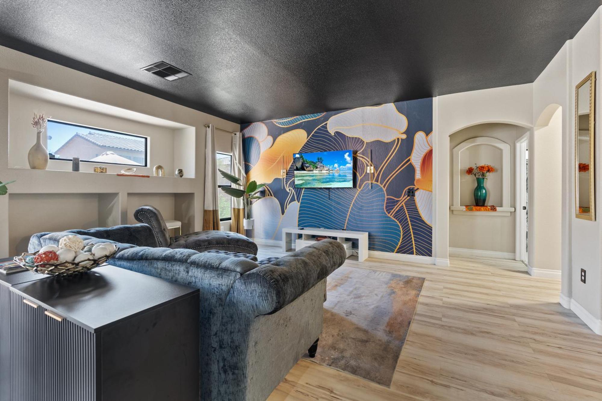 King Size Modern Sleeps 8 Pool Access * Las Vegas