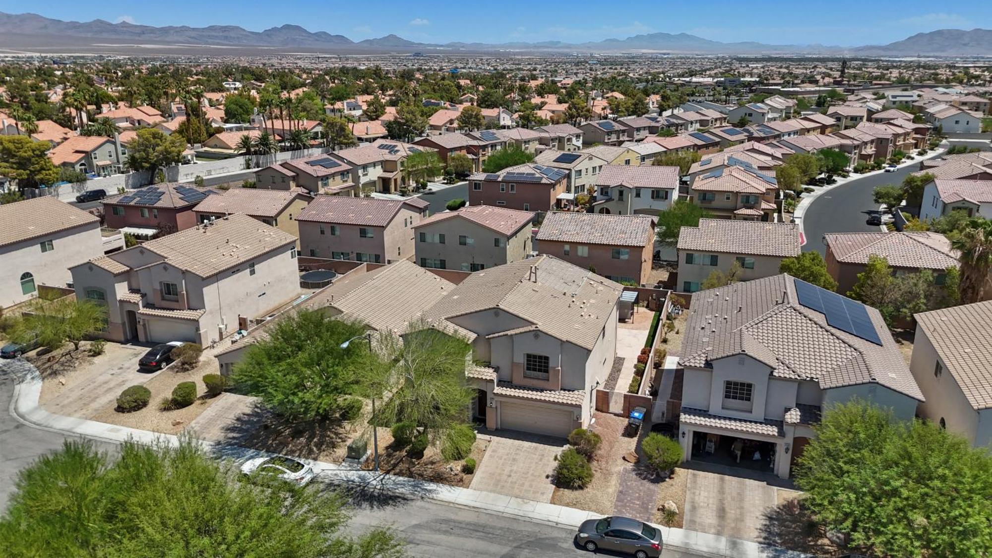 King Size Modern Sleeps 8 Pool Access Holiday home Las Vegas