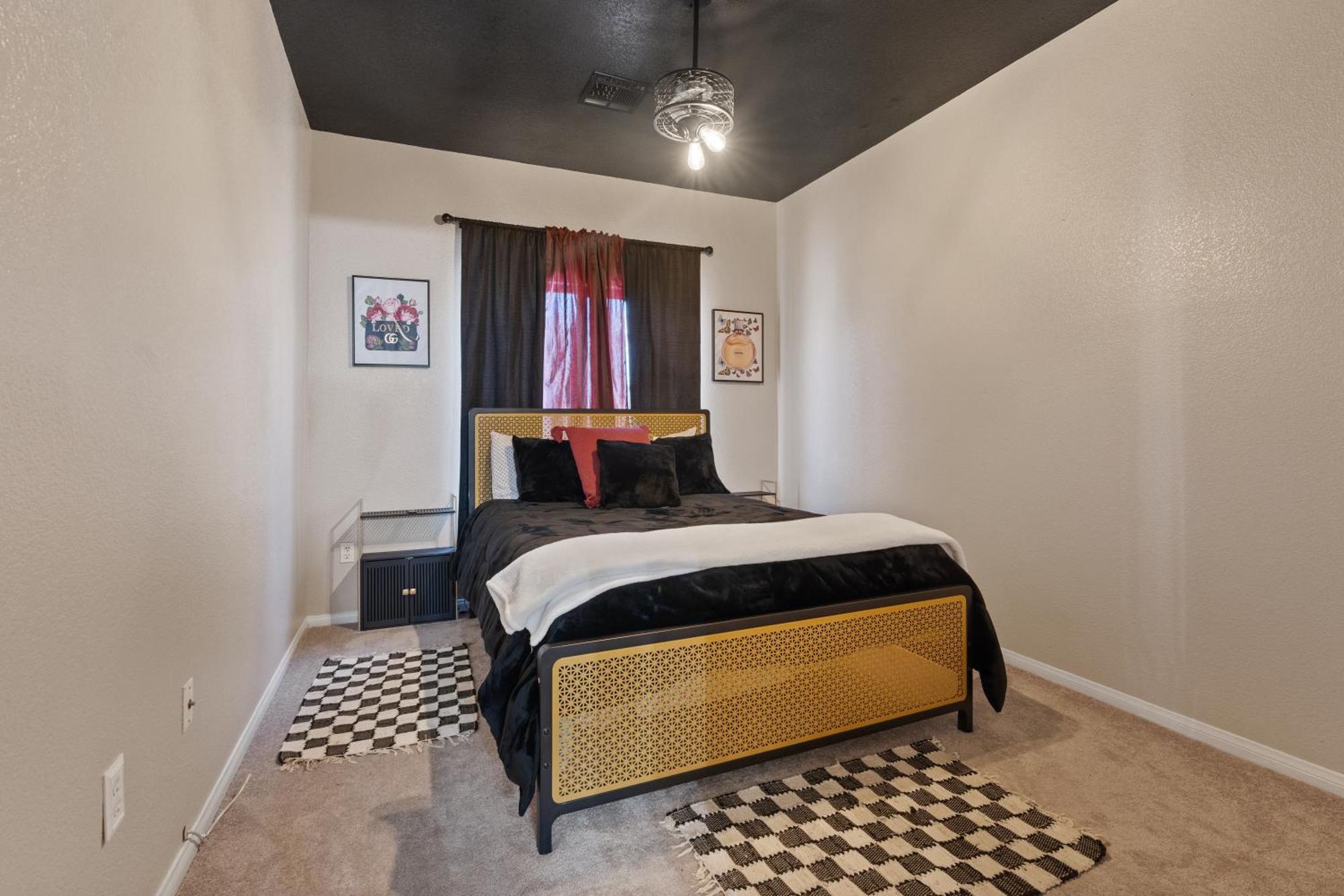 King Size Modern Sleeps 8 Pool Access *