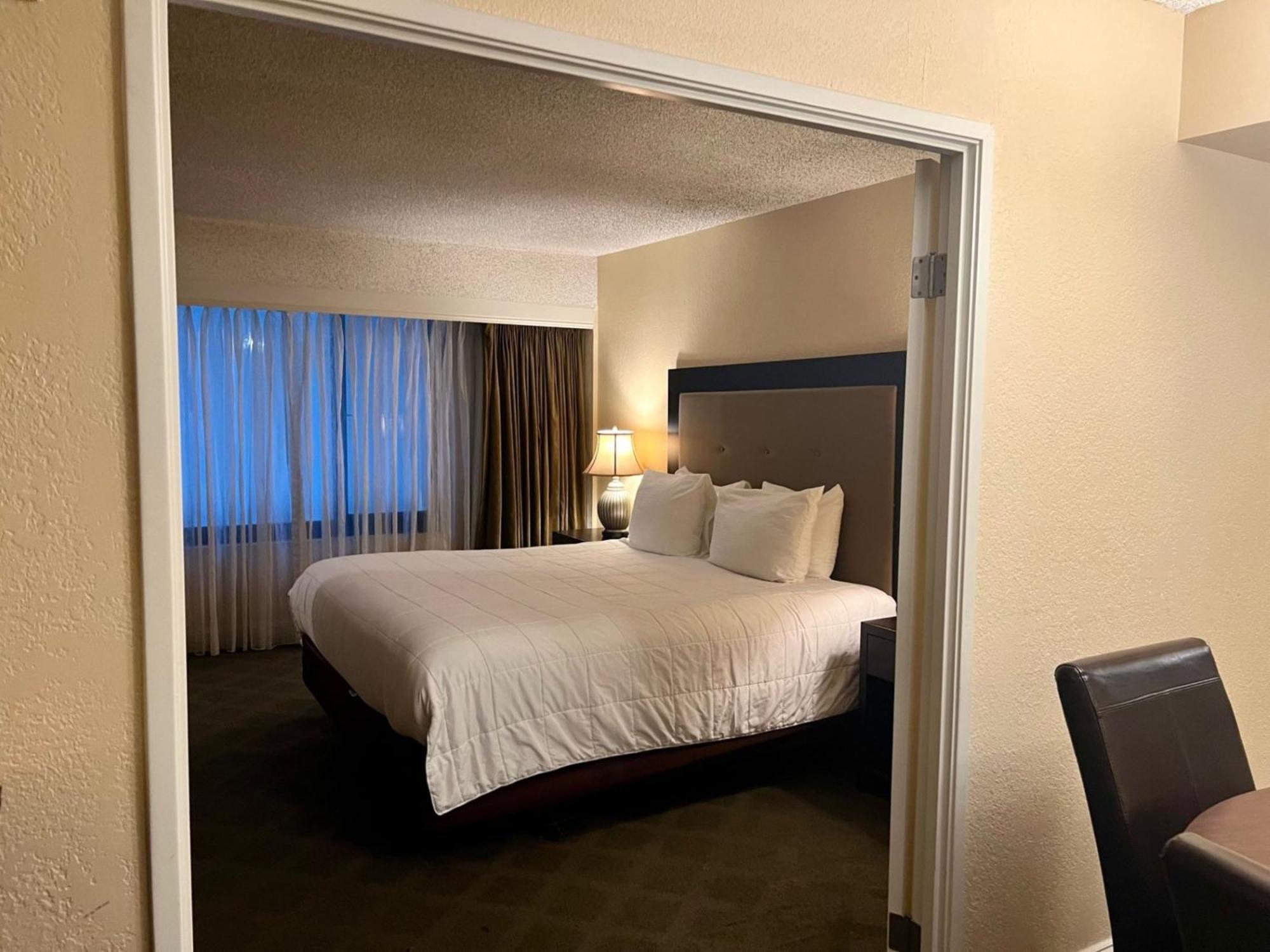 Jockey Center Strip Aparthotel 3*