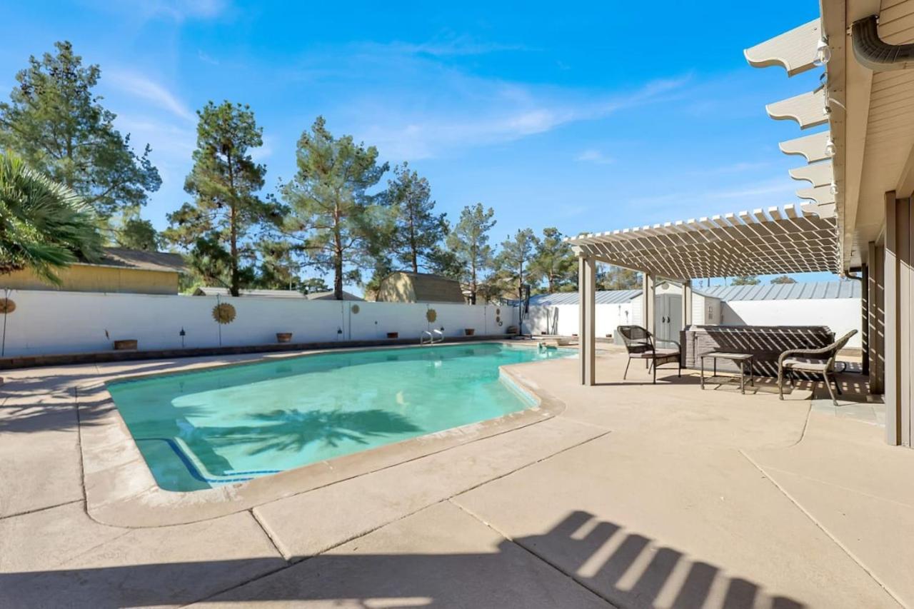 Spacious 4br Den With Pool, Jacuzzi, Bbq, Near Strip Holiday home Las Vegas