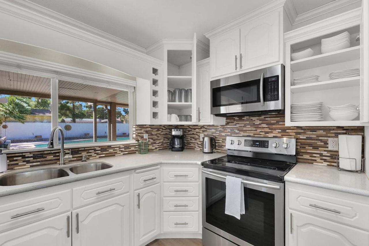 Spacious 4br Den With Pool, Jacuzzi, Bbq, Near Strip Las Vegas