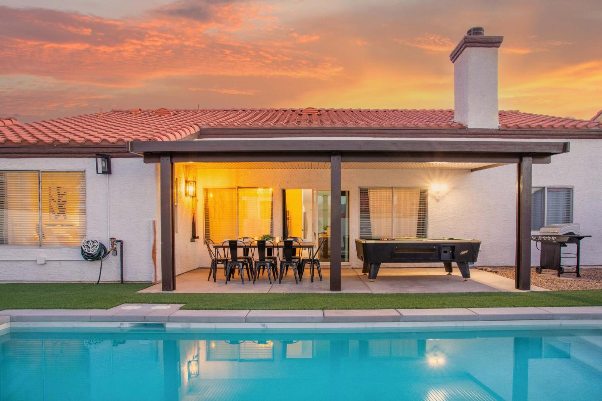 Holiday home Spacious 5 Bedroom House With Heated Pool And Jacuzzi Las Vegas
