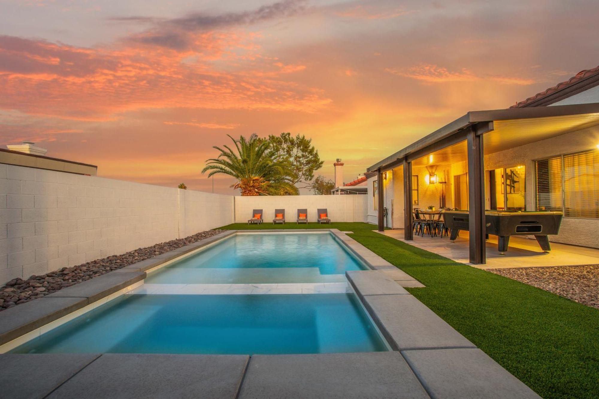 Spacious 5 Bedroom House With Heated Pool And Jacuzzi Holiday home Las Vegas
